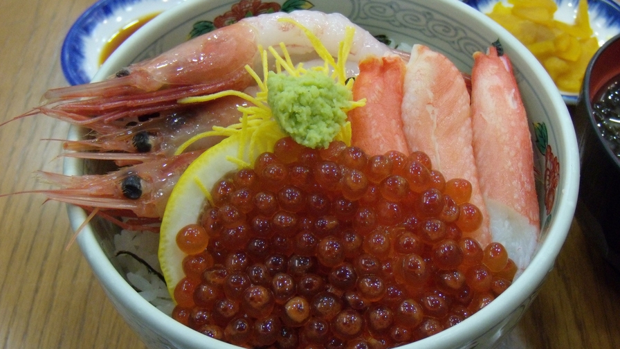 【朝市海鮮丼】函館朝市まで徒歩3分！「よさこい食堂」で海の幸を満喫♪